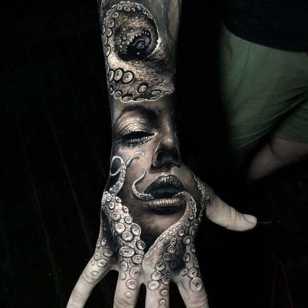 3d tattoo hand mann mit tintenfisch und gesicht einer frau