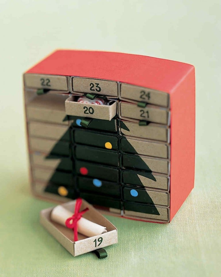 Adventskalender aus Streichholzschachteln selber basteln und füllen DIY Ideen für Weihnachtsdeko aus Zündholzschachteln in kleinem Geschenkbox