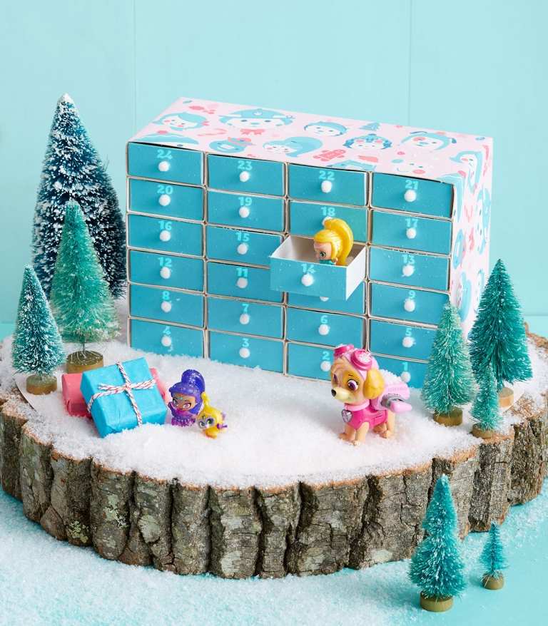 Adventskalender aus Streichholzschachteln selber machen Ideen für festliche Dekoration zu Weihnachten auf Baumstamm Zündholzschachteln in einer Box mit Türchen