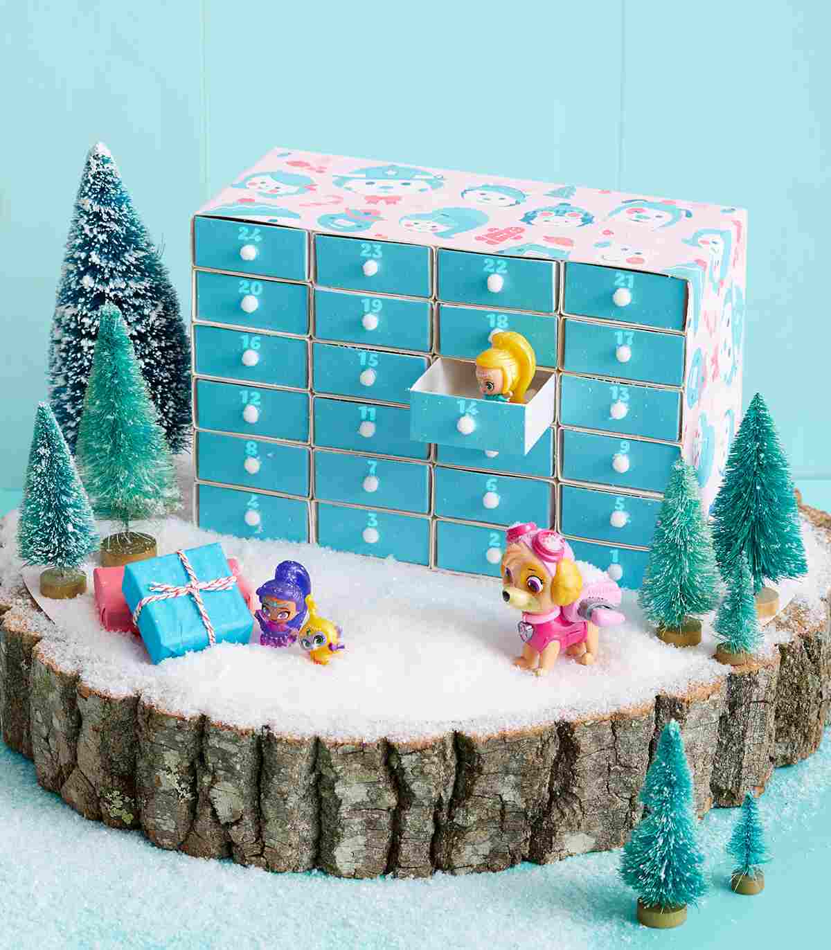 Adventskalender aus Streichholzschachteln selber machen Ideen für festliche Dekoration zu Weihnachten auf Baumstamm Zündholzschachteln in einer Box mit Türchen