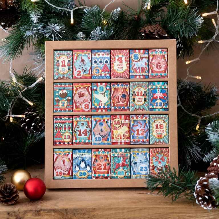 Weihnachtsdeko selber machen Vintage Spielkarten als Deko verwenden