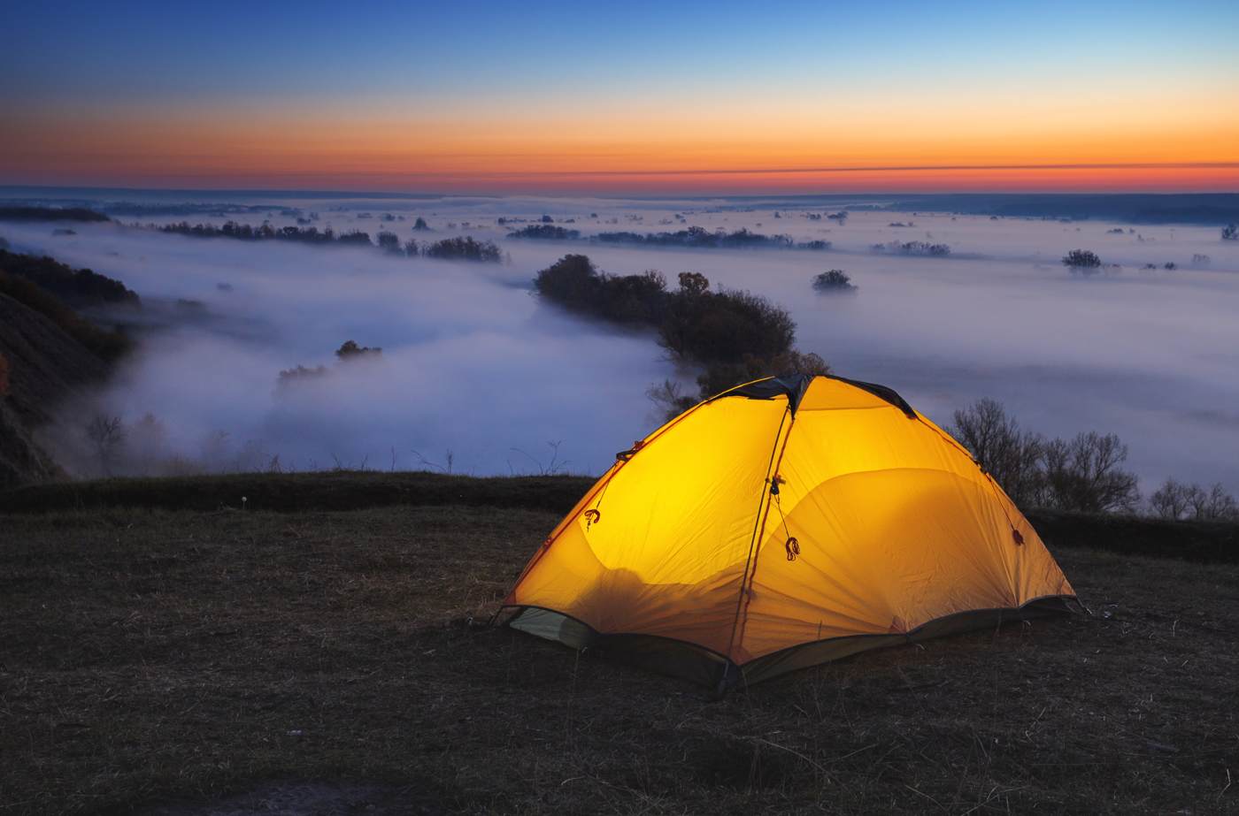 Camping im Freien im Gebirge im Winter Windschutz vorsehen