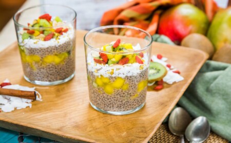 Chia Samen Zubereitung mit Milch Pudding Low Carb und Vegan