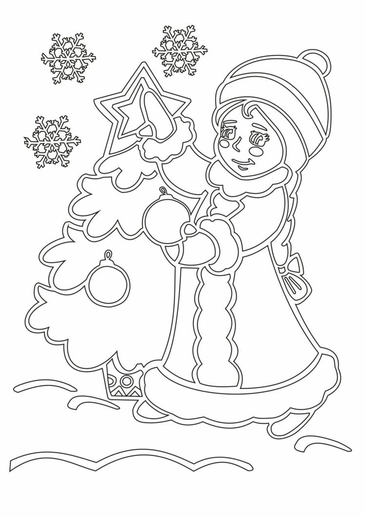 Cutter Schablone zum Basteln mit Messer - Ein Mädchen schmückt einen Tannenbaum im Schnee