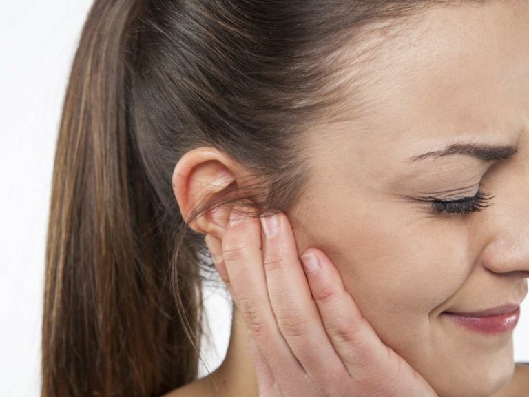 Entzündete Pickel am und im Ohr sind besonders schmerzhaft und entstehen durch Schmalz