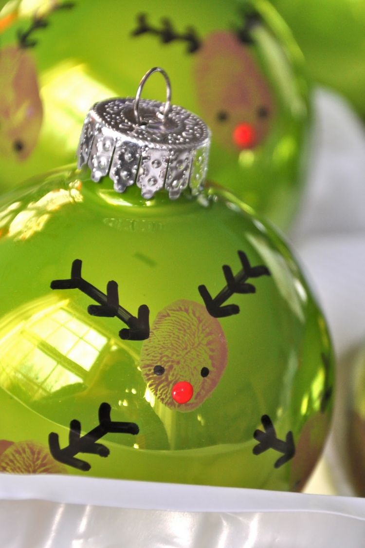 Fingerabdruck für niedliche Rentiere und Rudolph als Weihnachtsmotive auf Christbaumkugeln