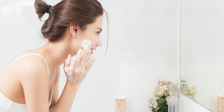 Gesicht regelmäßig waschen, aber nicht zu oft als vorbeugende Maßnahme gegen Hautunreinheiten