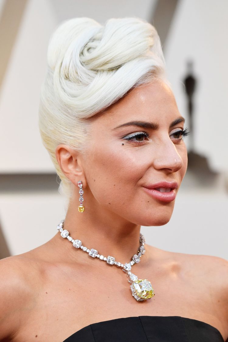 Haarfarben 2020 Platinblonde Haare pflegen Lady Gaga Frisuren