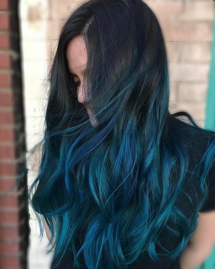 Haarfarben-Trends Frauen Schwarzblau Ombre Haare
