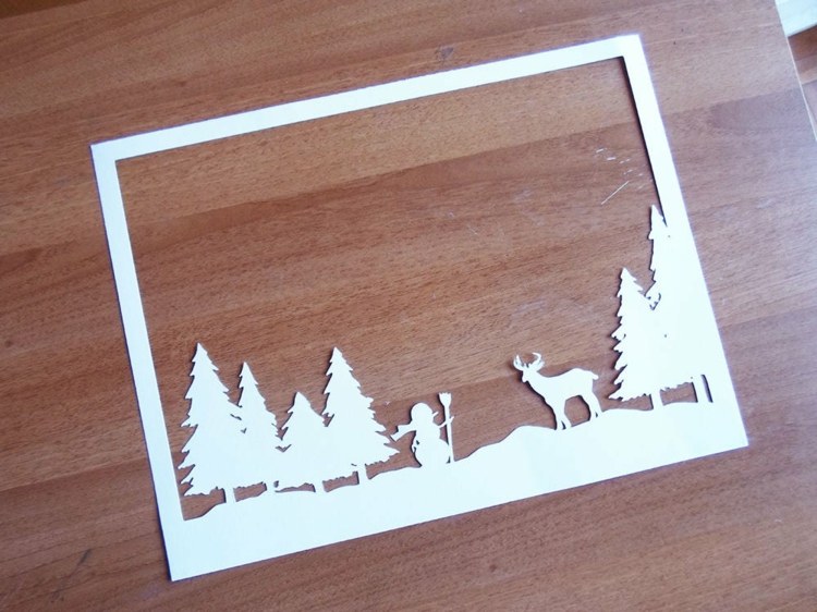 Idee für ein Weihnachtsbild für das Fenster - Schneemann und Hirsch in einem Wald auf Tannebäumen