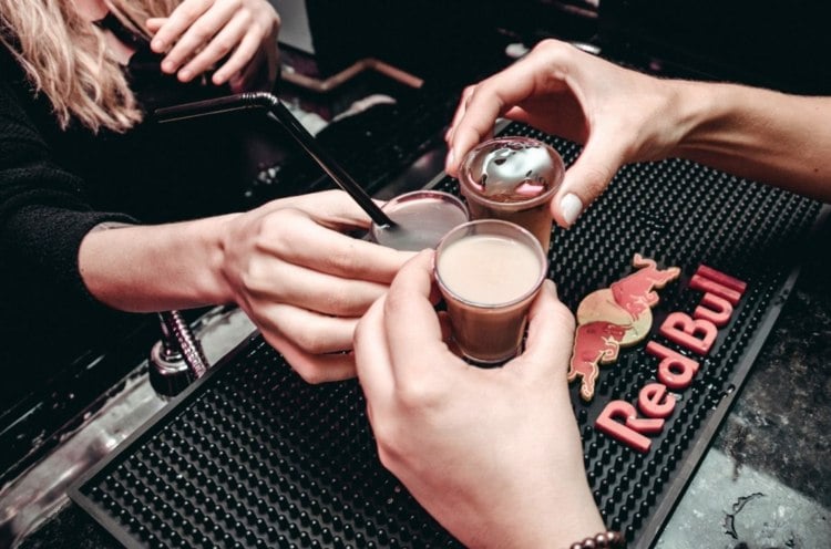 Kaffee Shots trinken Silvesterparty Ideen für Erwachsene