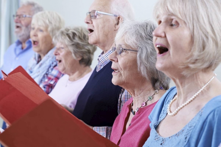 Kreative Beschäftigungen können Patienten mit Alzheimer helfen