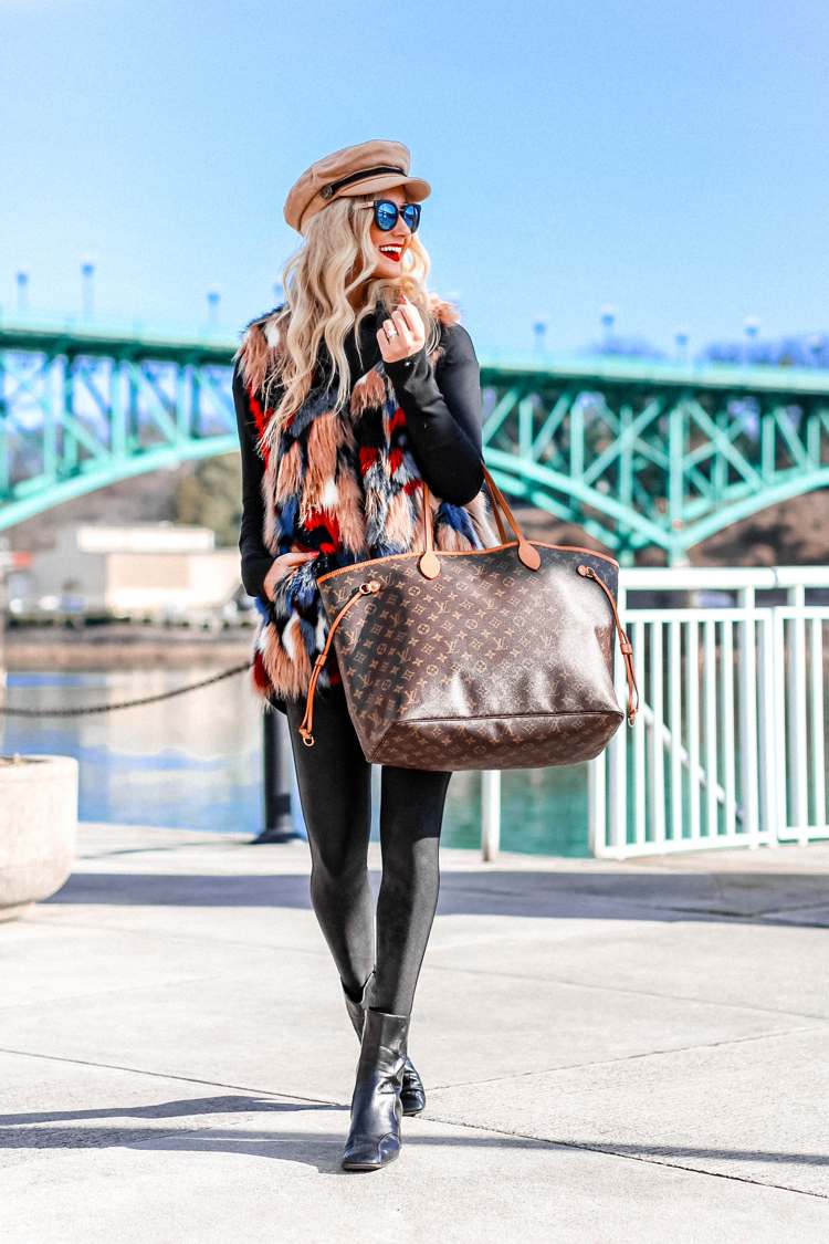 Leder Leggings Imitat mit Kunstfellweste und großer Handtasche Herbst Outfit Ideen für Damen
