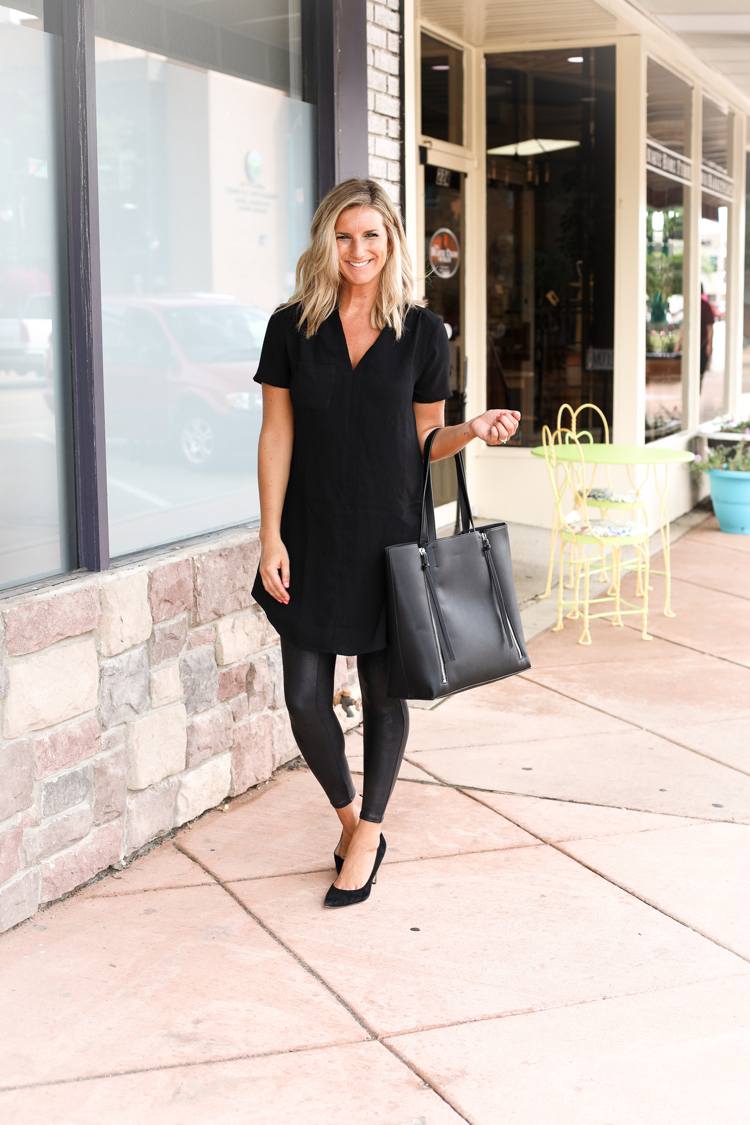 Leder Leggings im Herbst und Sommer tragen Outfit Ideen für den Alltag lange Tunika schwarz und große Lederhandtasche