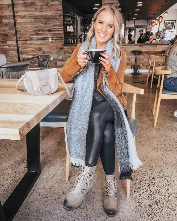 Leder Leggings und Schnürboots langer Schal und Winterjacke kombinieren