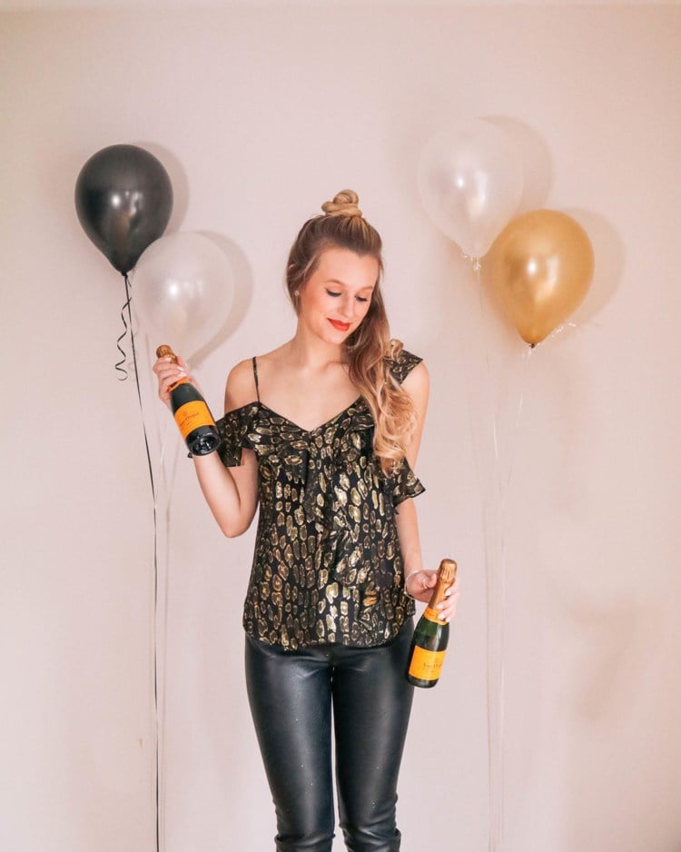 Leder Leggings und schulterfreies Top in Schwarz und gold süße festliche Outfits zum Neuen Jahr