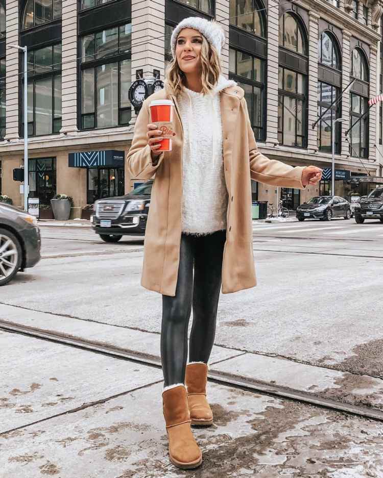 Lederleggings kombinieren Winter Outfit Ideen mit Schlüpfboots Pullover und Blazer Alltagstaugliche Winter Looks für Frauen