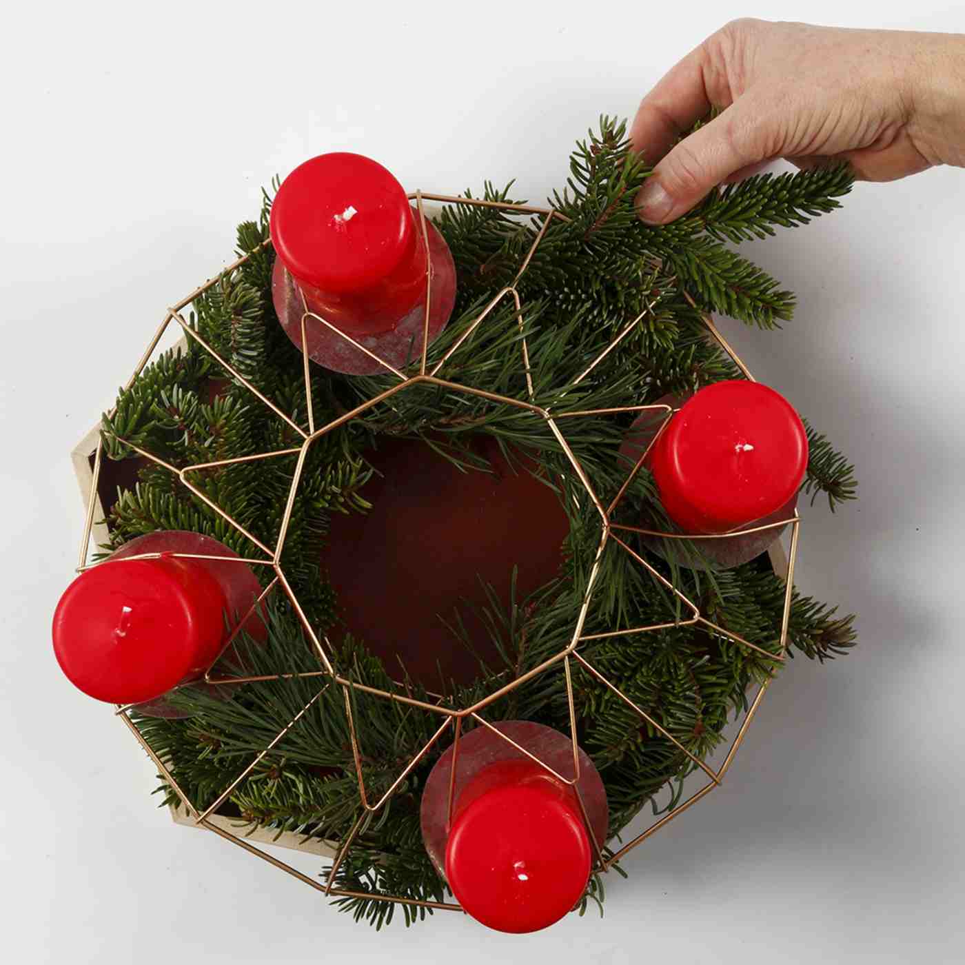 Metallring Idee für den Tisch mit Tannengrün und roten Kerzen