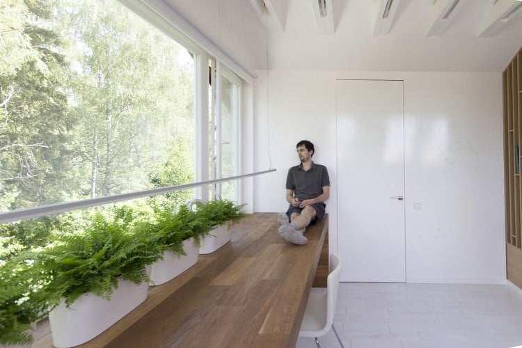 Moderne Büro Einrichtung mit langem Tisch aus Holz und in Leder bezogene Stühle
