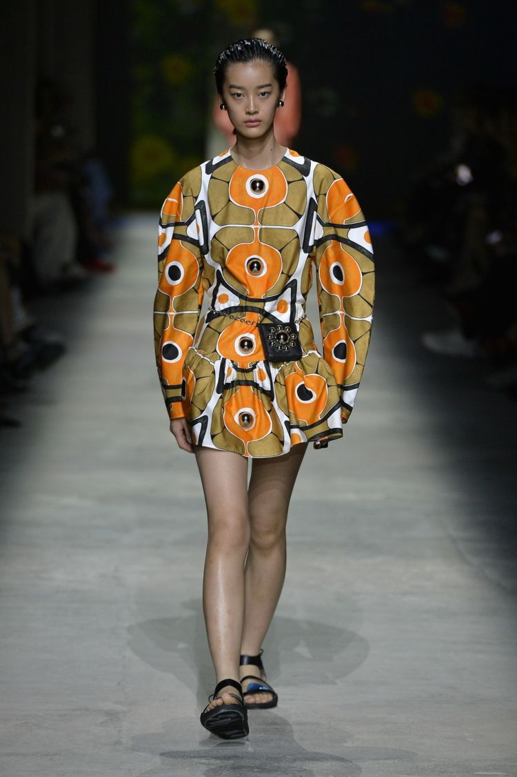 Modetrends 2020 Kleid in Blumenmuster kombinieren Retro Prints Kleider