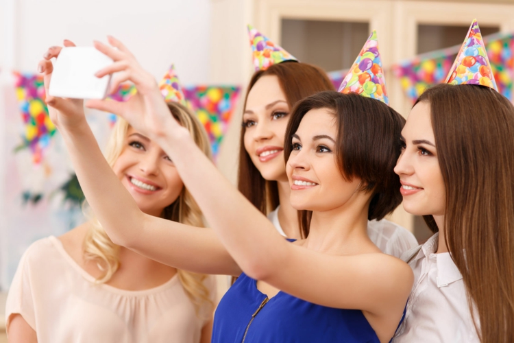 Mottoparty Silvester Ideen Partyspiele für Erwachsene