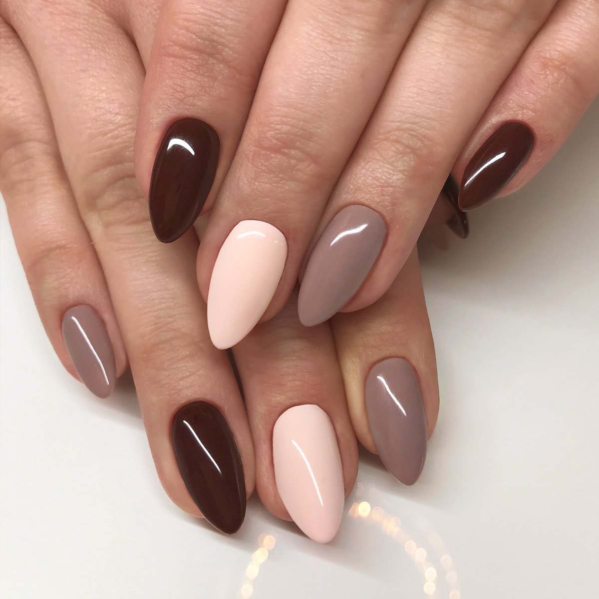 Nägel in Mandelform kurz Nude Nagellack Hersbt