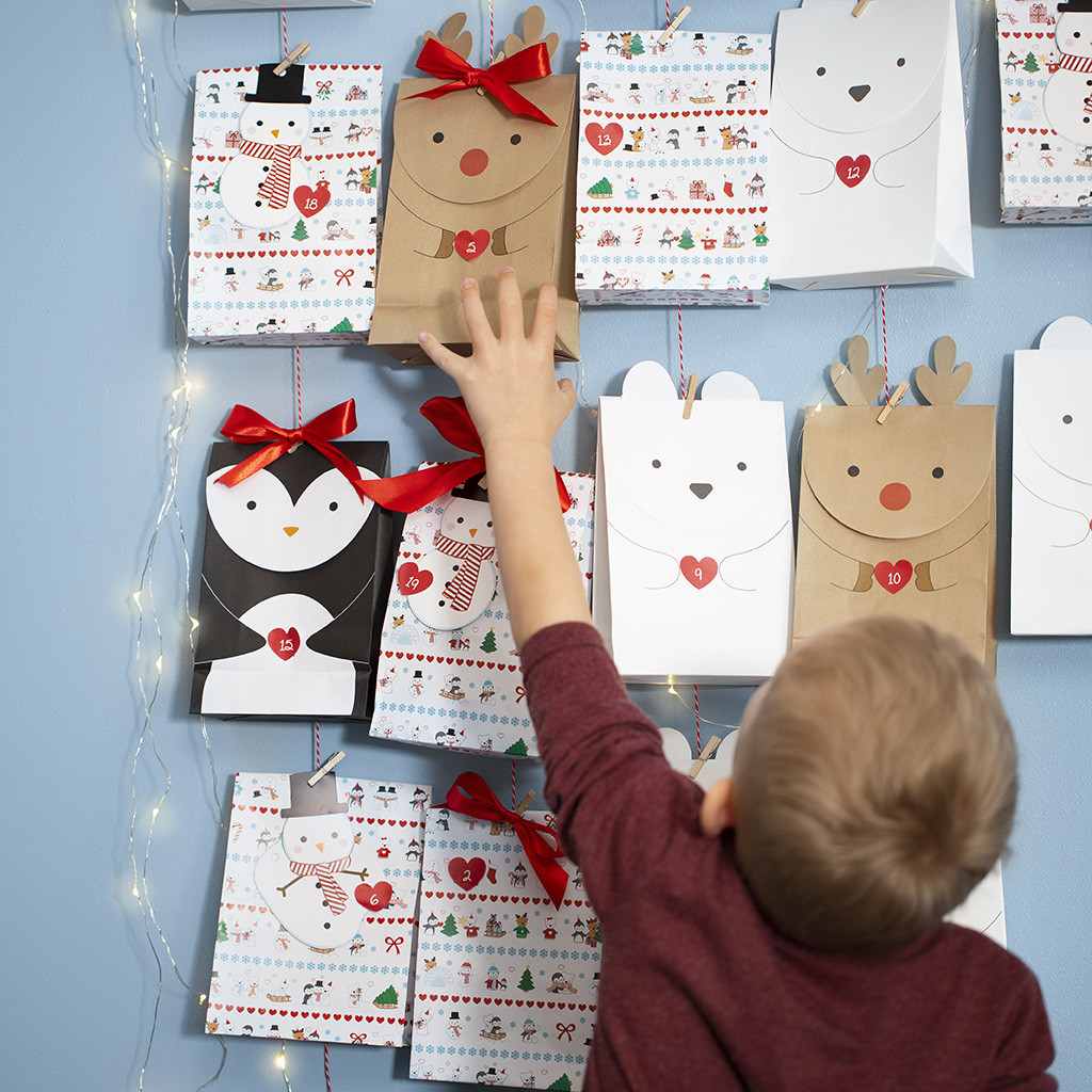 Papiertüten dekorieren einfach Weihnachtsgeschenke verpacken für Kinder