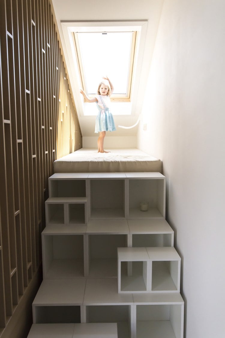 Raumteiler Regal im Gästezimmer Treppe mit Stauraum und Hochbett
