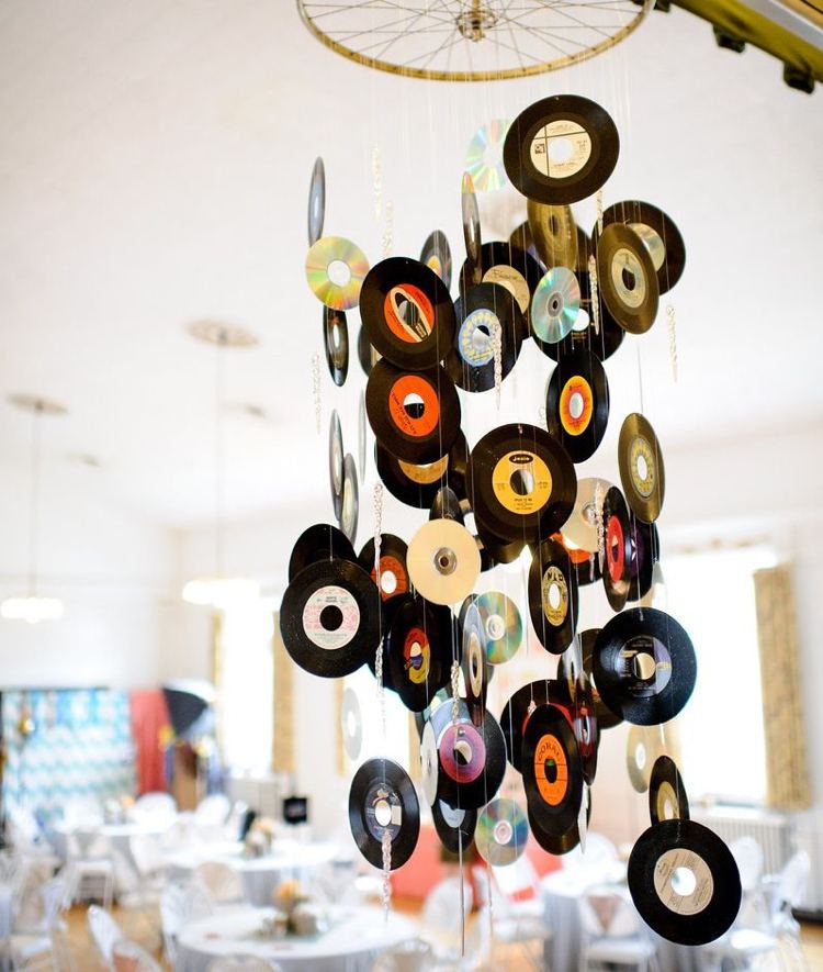 Rock n Roll Tischdeko im Stil der 50er Jahre Girlande aus Schallplatten basteln
