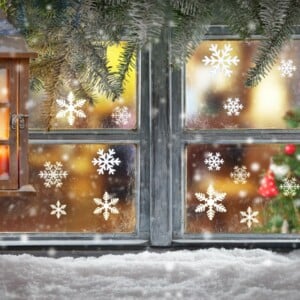 Romantische Fensterbilder zu Weihnachten sorgen für weihnachtliche Stimmung - Idee mit Schneeflocken