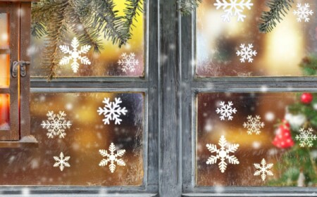 Romantische Fensterbilder zu Weihnachten sorgen für weihnachtliche Stimmung - Idee mit Schneeflocken