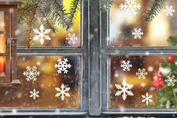 Romantische Fensterbilder zu Weihnachten sorgen für weihnachtliche Stimmung - Idee mit Schneeflocken