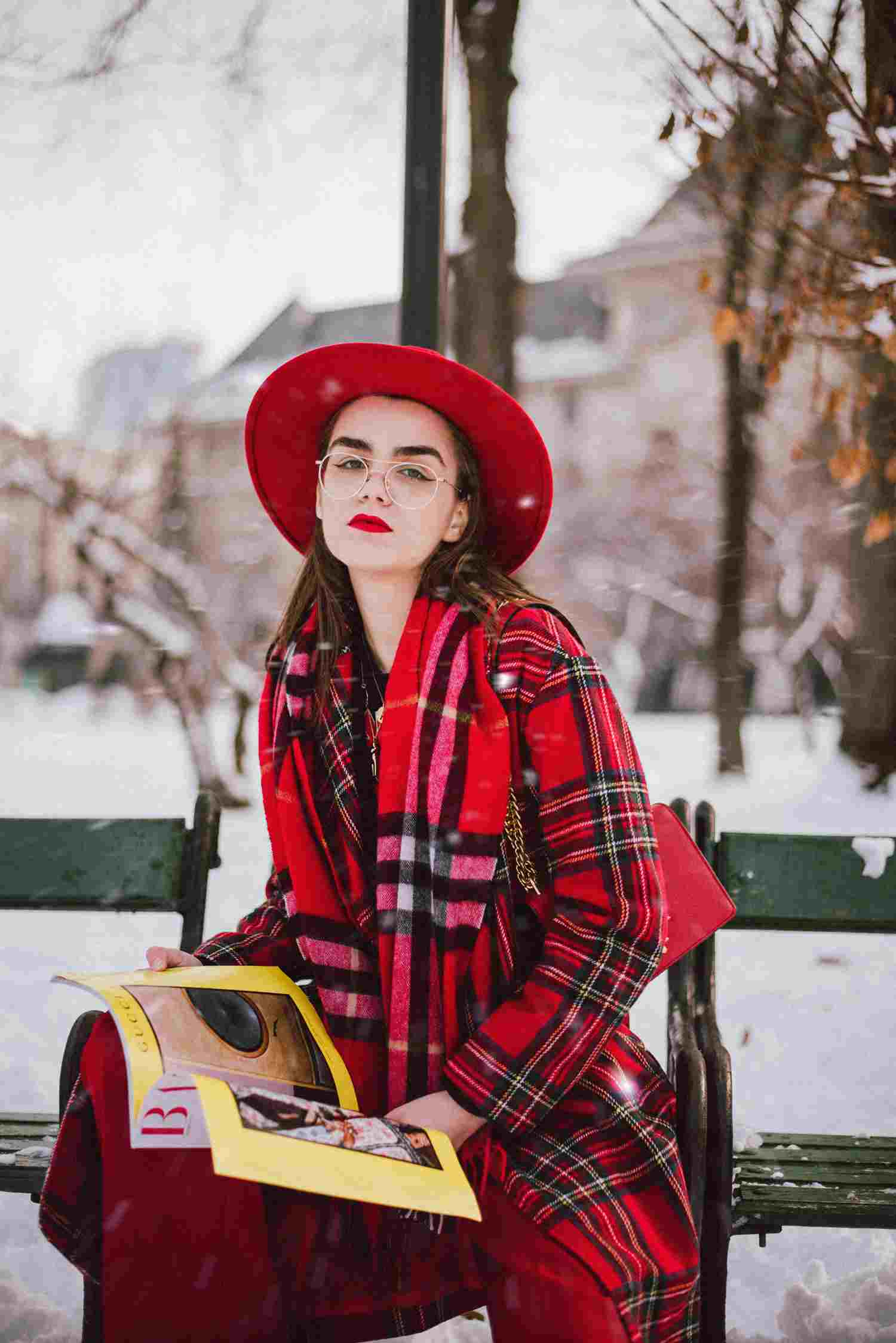 Roter Mantel in Karomuster Winterhut Damen kombinieren