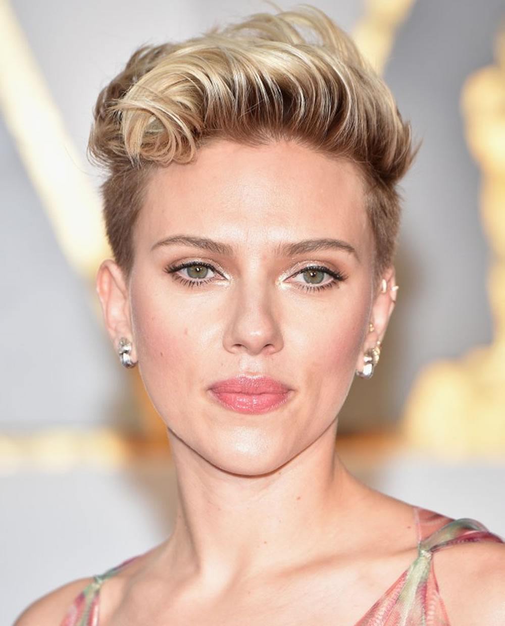 Scarlett Johansson Frisuren Pixie Haarschnitt Undercut Locken Frauen