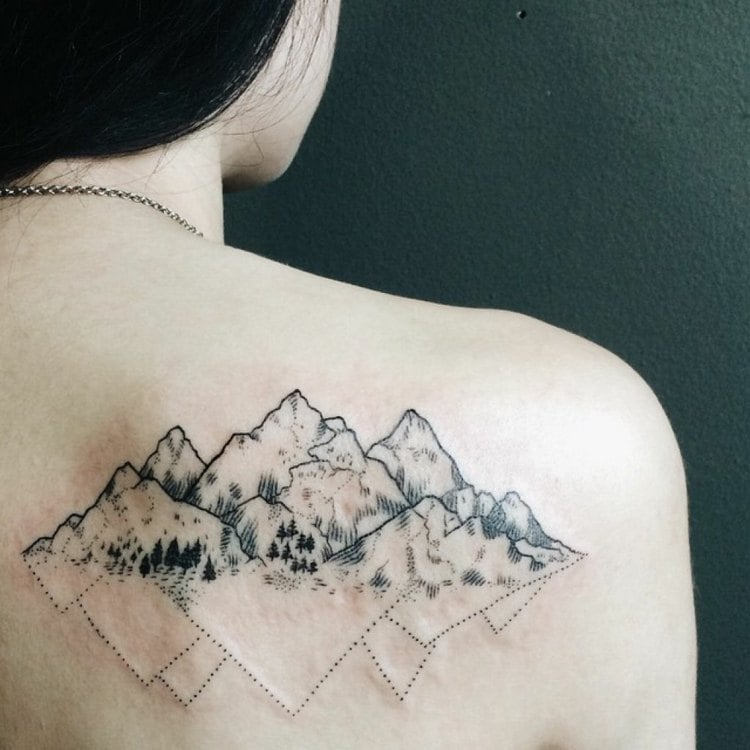 Schulter-Tattoo für Frauen Berge Tätowierung Ideen