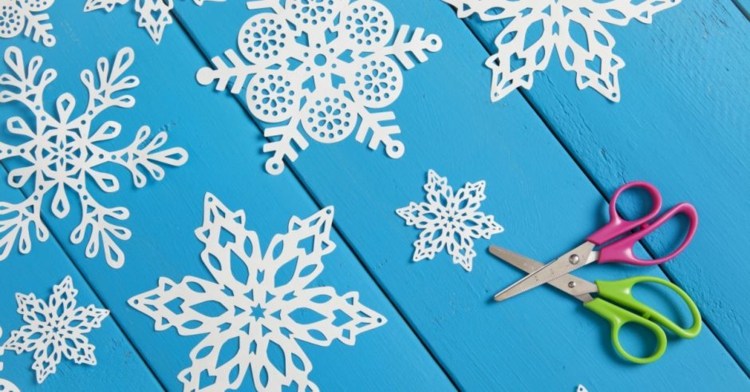 Schöne Papierschneeflocken als Weihnachtsdeko zum Aufhängen oder Kleben ans Fenster