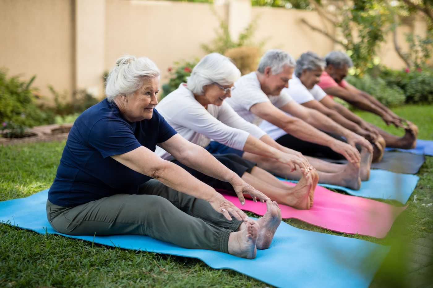 Senioren machen Dehnungsübungen gegen Knieschmerzen