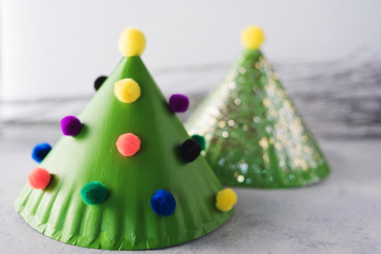 Tannenbaum Papier basteln Mini Weihnachtsbaum aus Pappteller selber machen Anleitung