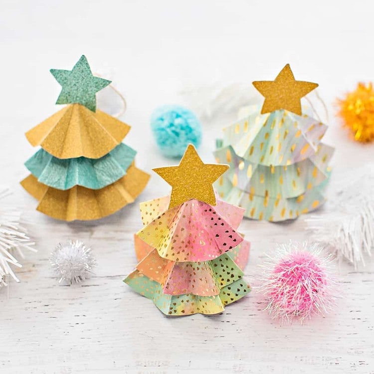 Tannenbaum Papier falten Mini Weihnachtsbaum aus Tonkarton basteln und mit Glitzer dekorieren