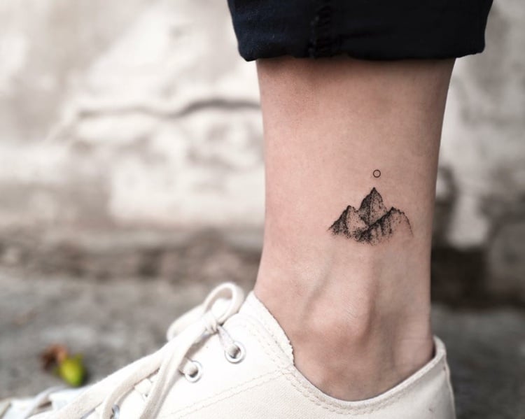 Tattoo Berge klein Tätowierung am Fuß für Frauen