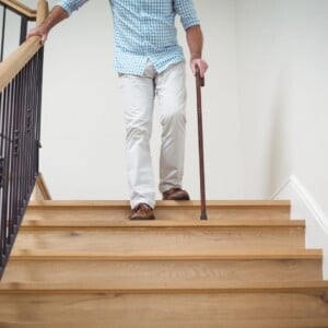 Treppensteigen ist für Senioren häufig besonders beschwerlich
