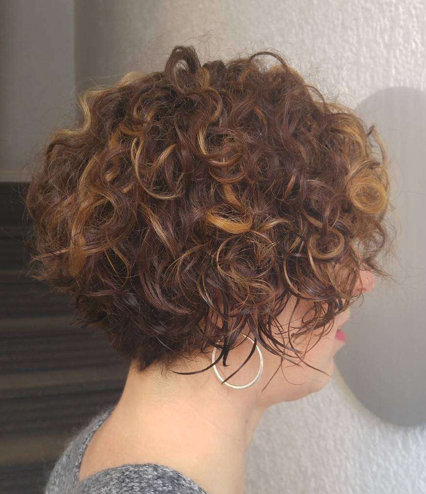 Undercut Locken Frauen Frisuren für lockiges Haare kurze Haare stylen