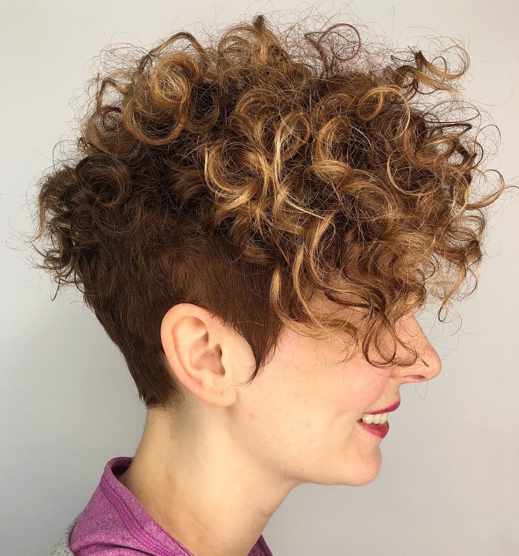 Undercut Locken Frauen Pixie Haarschnitt mit Undercut kurze haare stylen