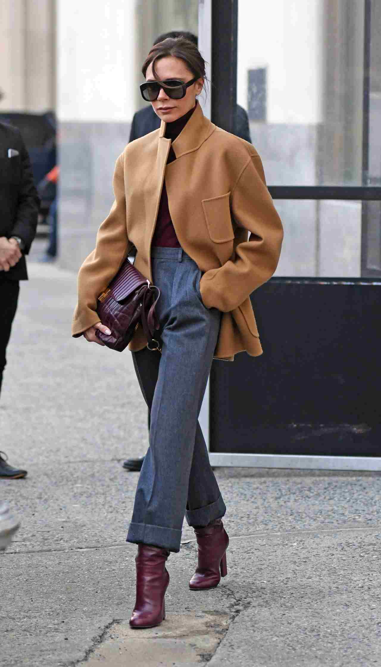Victoria Beckham Outfits kurzer Wollmantel Lederstiefeletten Weinrot