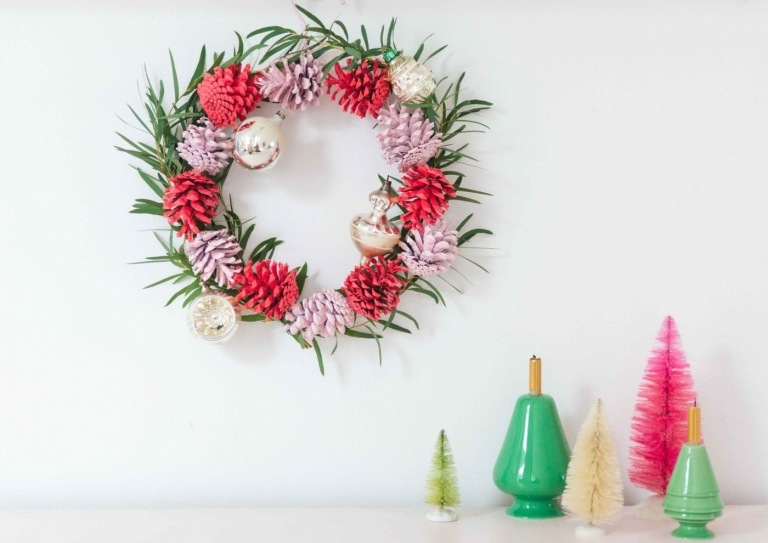 Weihnachtlicher Türkranz mit Eukalyptus und Tannenzapfen in Rosa und Pink