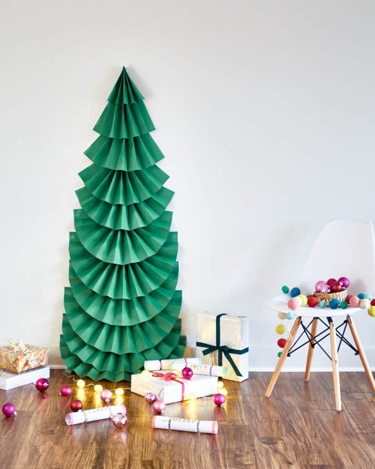 Weihnachtsbaum aus Papier basteln und an die Wand kleben Anleitung Schritt für Schritt