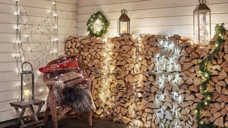 Weihnachtsdeko für aussen aus Holz - Brennholz weihnachtlich Gestalten mit Lichterketten