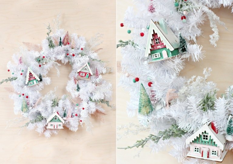 Weihnachtstürkranz in Weiß mit weihnachtlichen Häusern und Grün