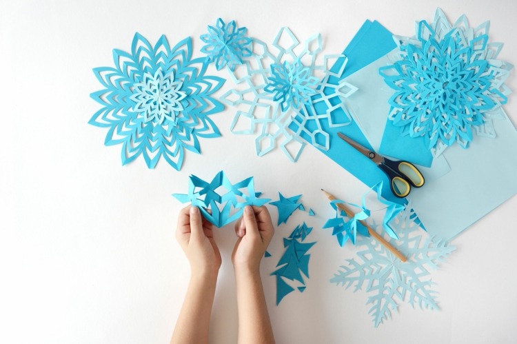Weißes oder blaues Papier eignet sich für Schneeflocken