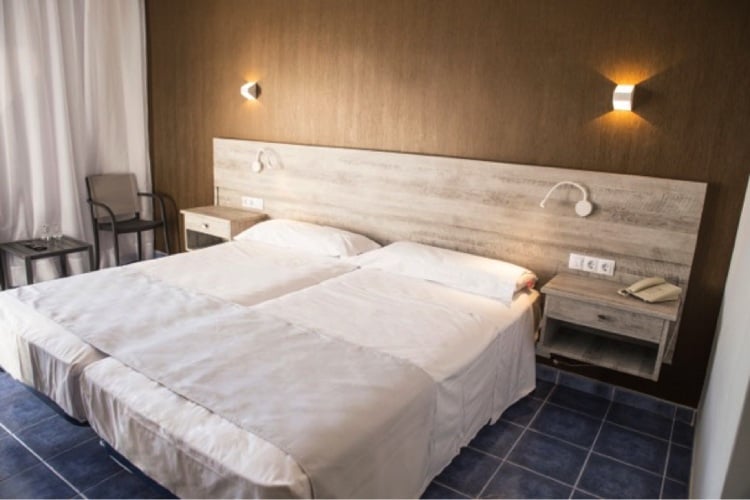 Wohnung aufmöbeln spezielle Folie in Holzoptik für die Wand hinter dem Bett
